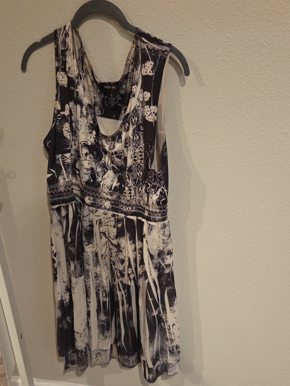 Sleeveless Black & White Patterned Women's Dress Pleated